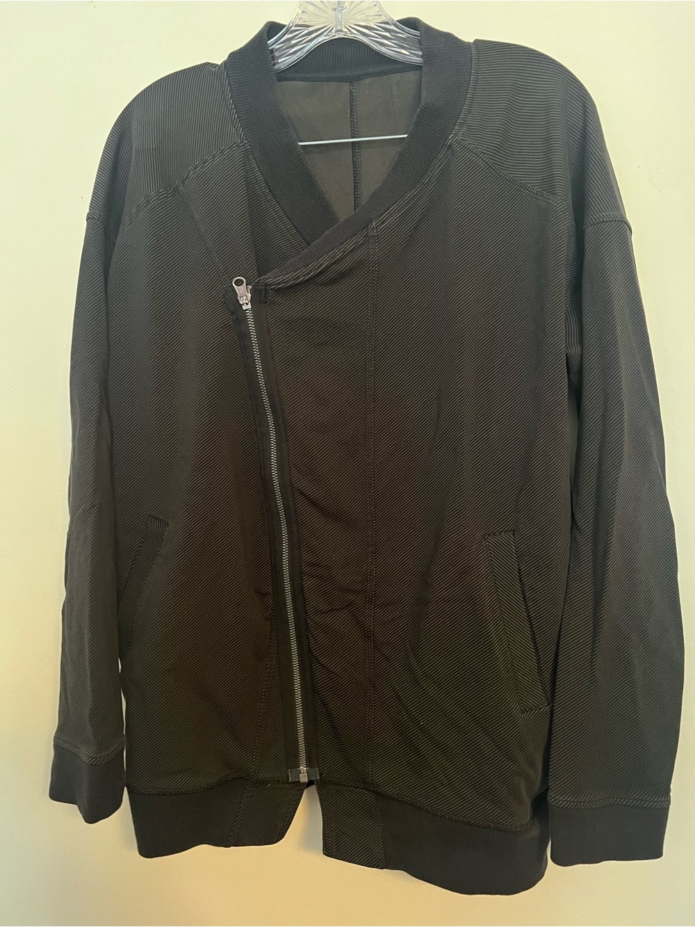 Lululemon Womens Size 10 Black Mula Bundle Wrap Jacket Asymmetrical Zipper.